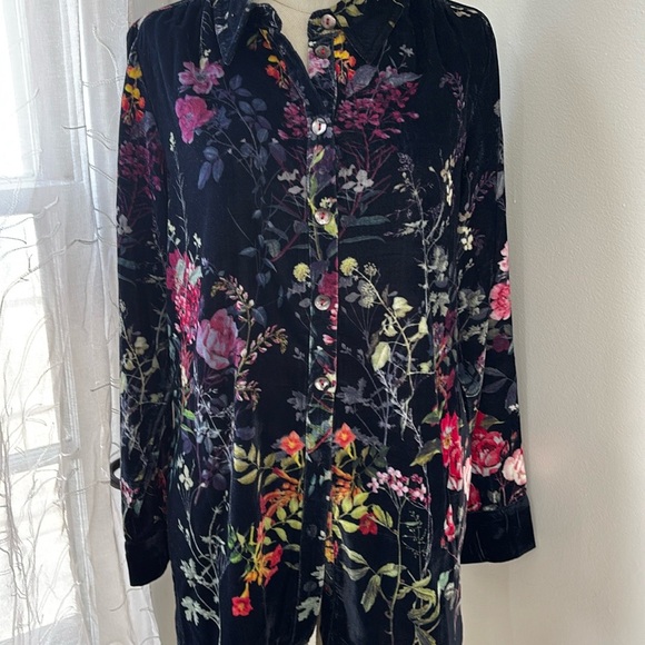 NWOT SOFT SURROUNDINGS Black Floral Velvet Women's Top - Picture 6 of 6